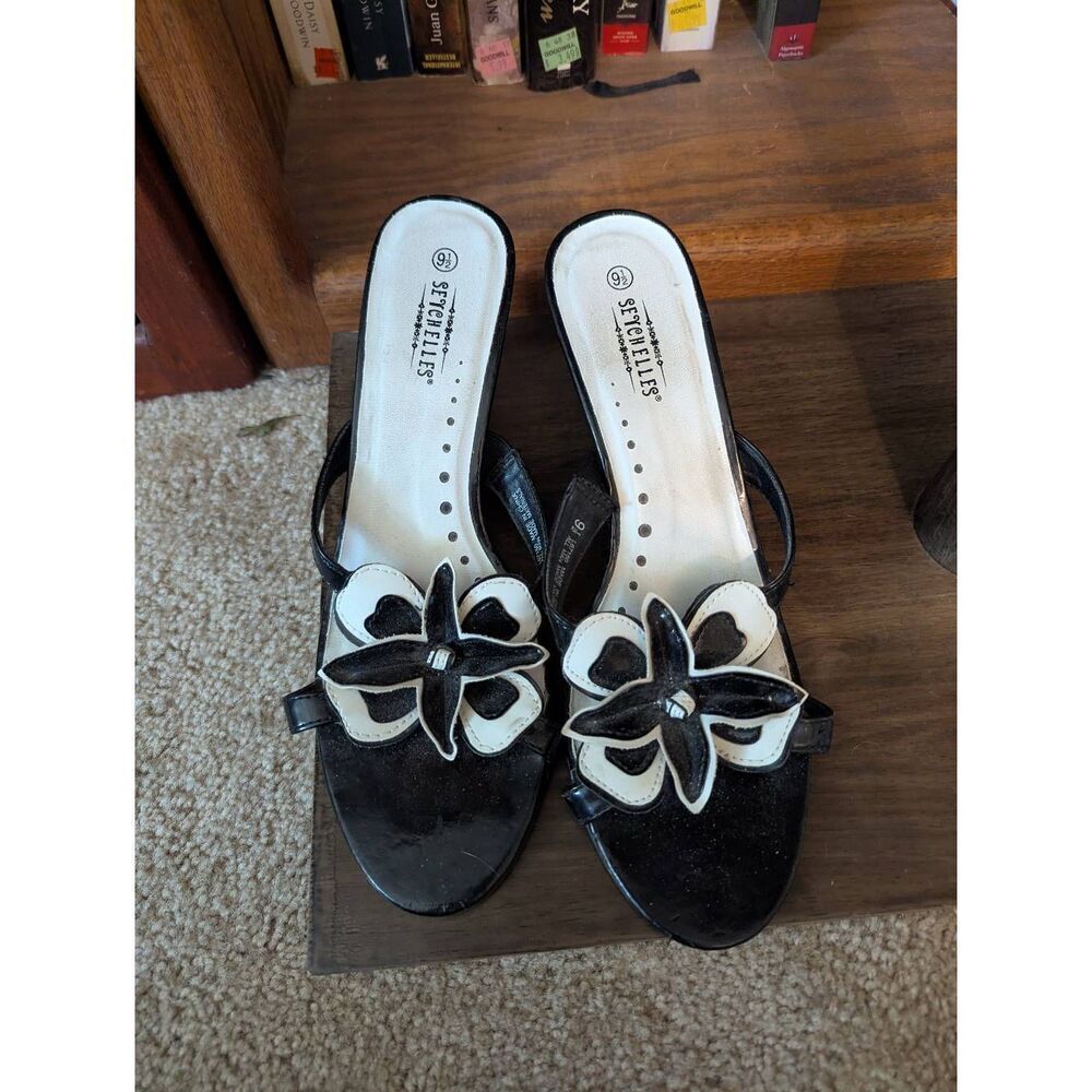 Seychelles Women's Size 9.5 Black Floral Accent Wedge open Toe Sandals